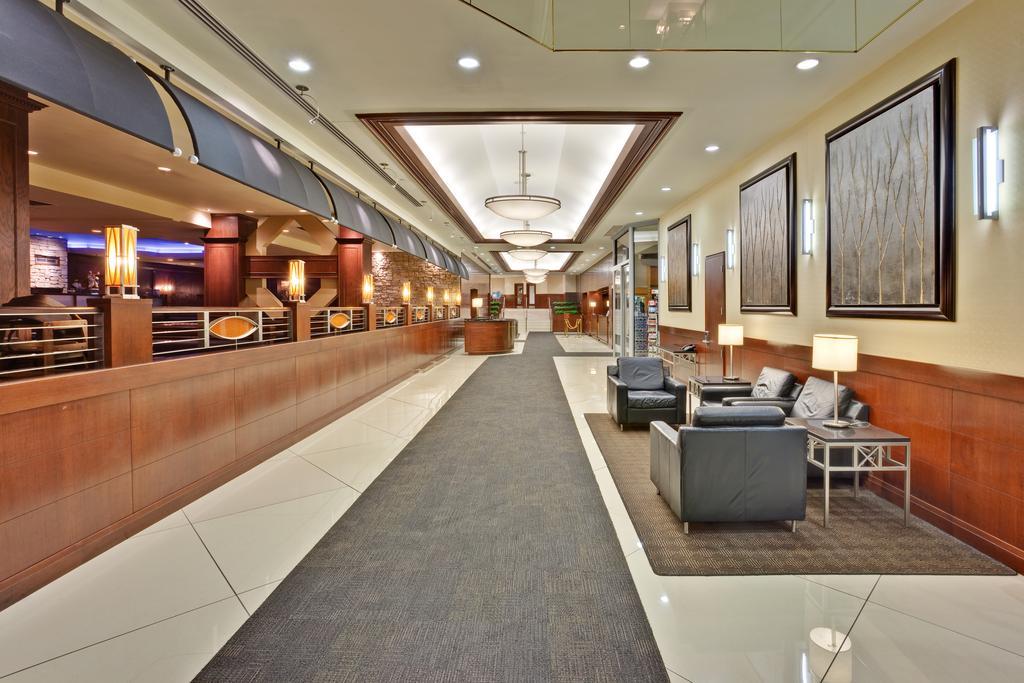 Holiday Inn Montreal Midtown Exterior photo